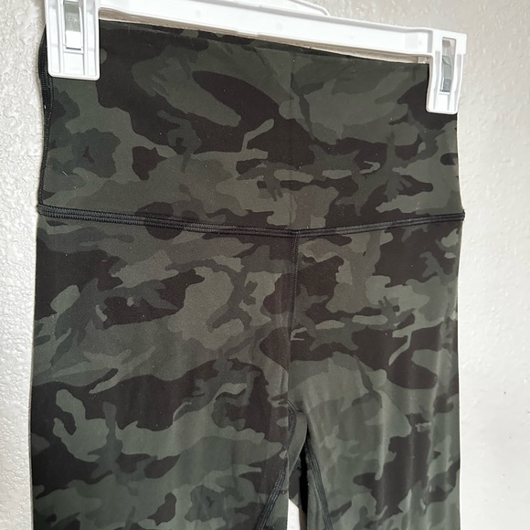 25’ Lululemon Aligns - Picture 3 of 6